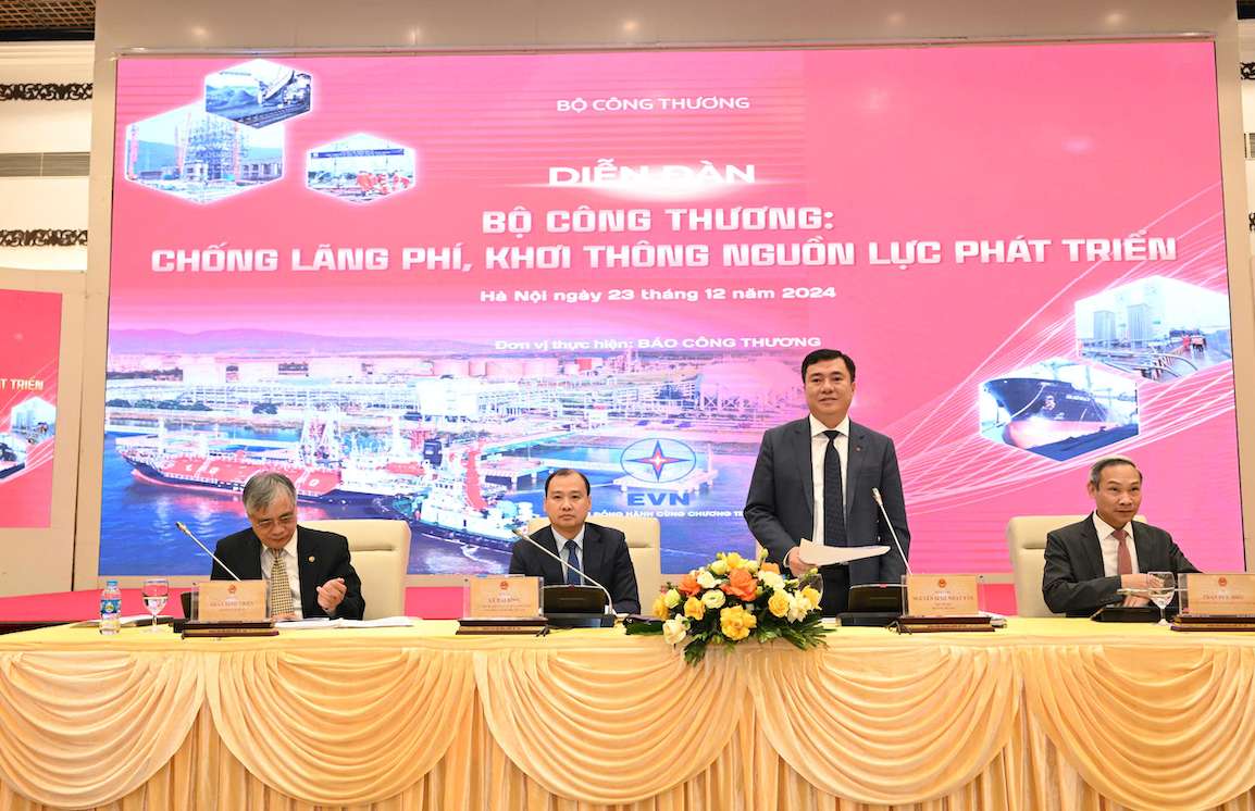 Deputy Minister of Industry and Trade Nguyen Sinh Nhat Tan speaks at the forum. Photo: Can Dung