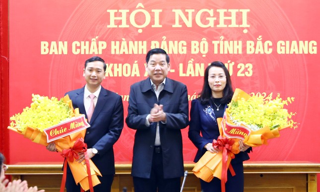 Bi thu Tinh uy Bac Giang Nguyen Van Gau chuc mung 2 tan Pho Bi thu Tinh uy. Anh: Nguyen Thang