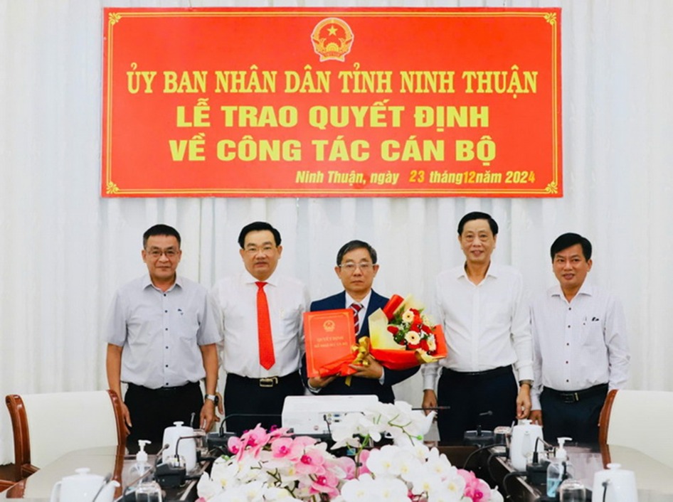 UBND tinh Ninh Thuan trao quyet dinh dieu dong, bo nhiem Giam doc Ban Quan ly Vuon Quoc gia Phuoc Binh. Anh: sonv.ninhthuan.gov.vn  