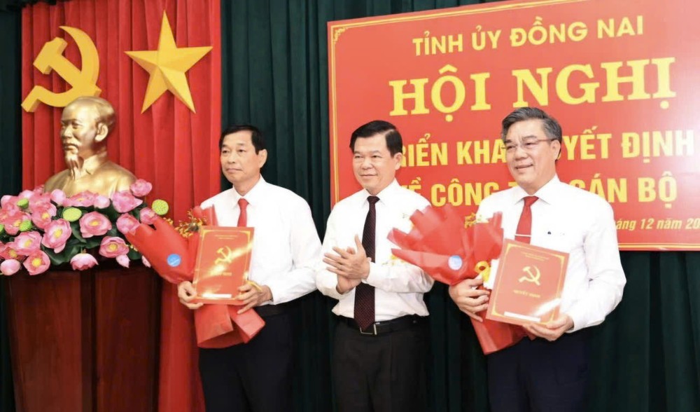 Ong Vo Van Phi (ben trai) va ong Duong Minh Dung (ben phai) nhan quyet dinh. Anh: Manh Thang