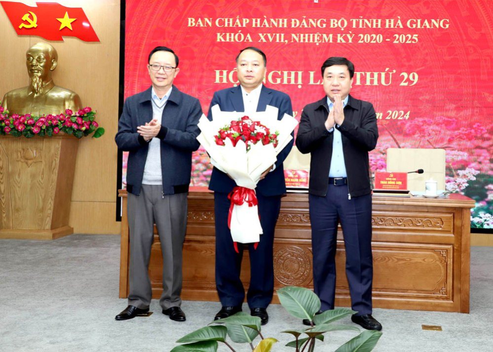 Leaders of Ha Giang Provincial Party Committee congratulate Mr. Phan Huy Ngoc. Photo: Thu Huong