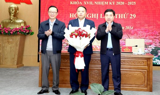 Lãnh đạo Tỉnh ủy Hà Giang chúc mừng ông Phan Huy Ngọc. Ảnh: Thu Hường