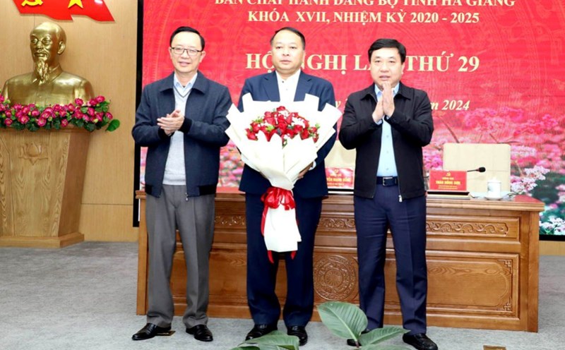 Leaders of Ha Giang Provincial Party Committee congratulate Mr. Phan Huy Ngoc. Photo: Thu Huong