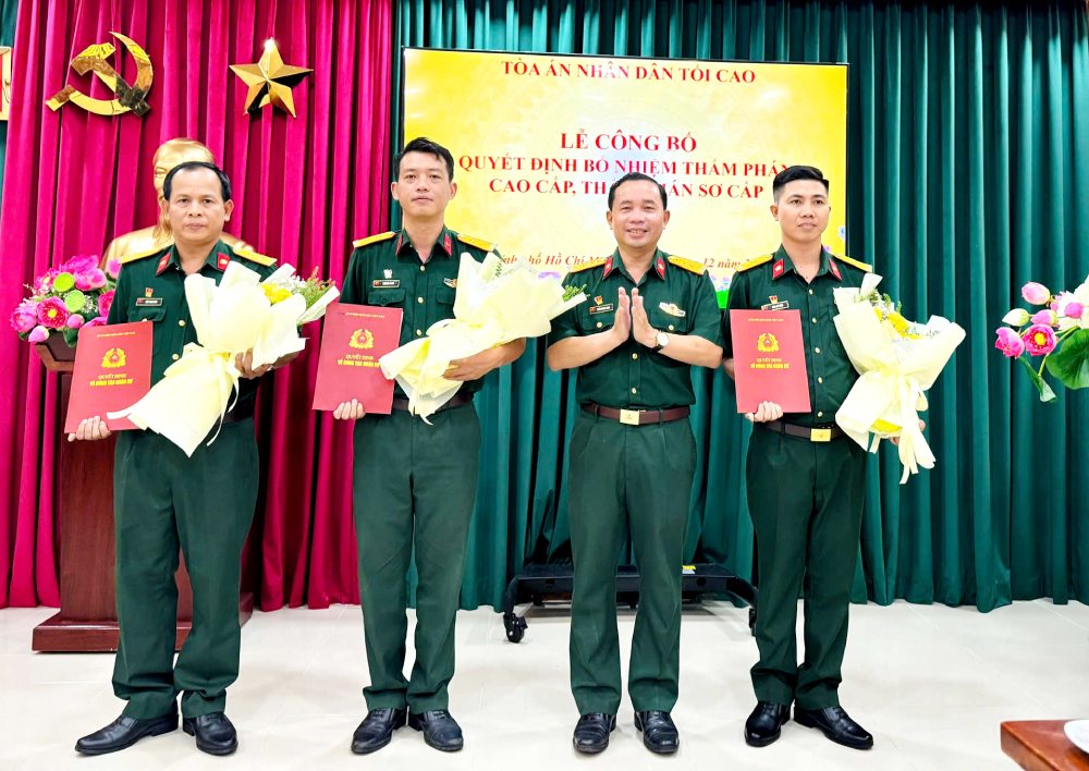 Dai ta Tran Giang Nam, Chanh an Toa an Quan su Quan khu 7 trao quyet dinh bo nhiem cac chuc danh tham phan. Anh: Hoang Thuy Linh  