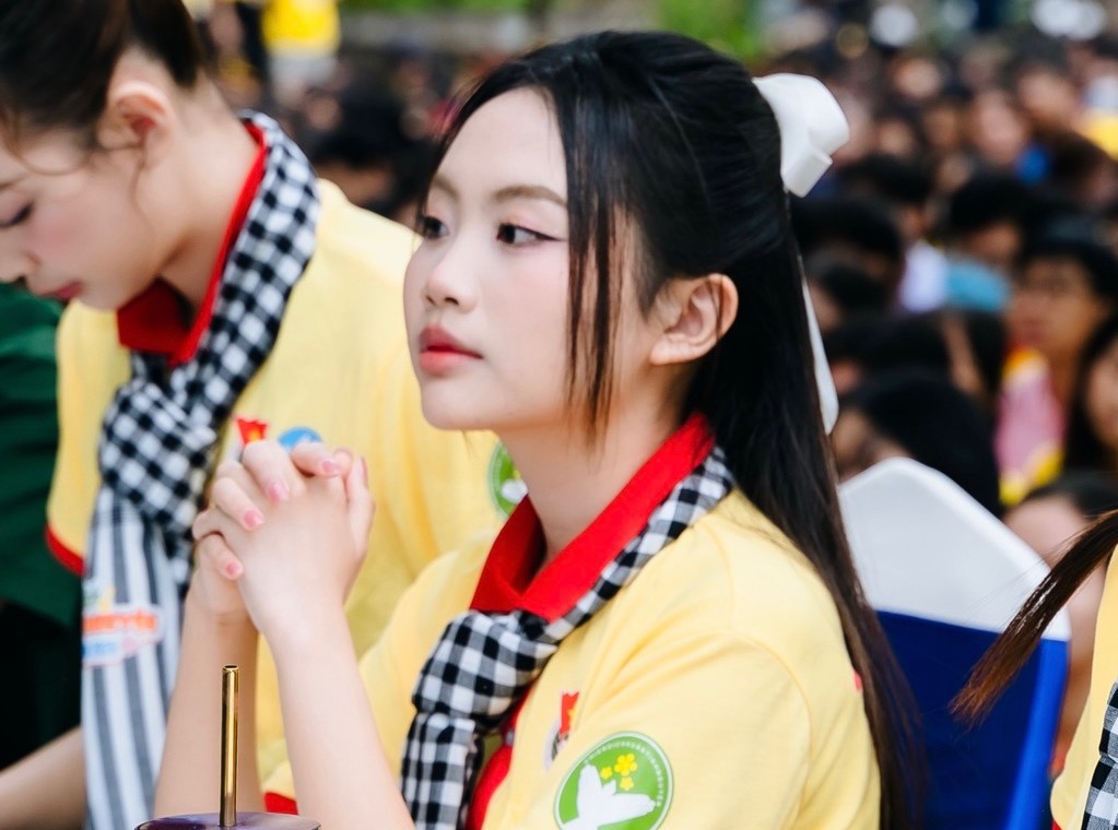 Phuong My Chi participates in Spring Volunteer. Photo: Artist provided.