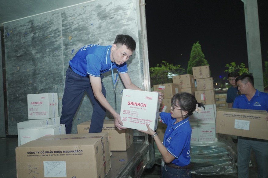 Pharmacy staff transport medicine to the northern provinces. Photo: Huong Giang
