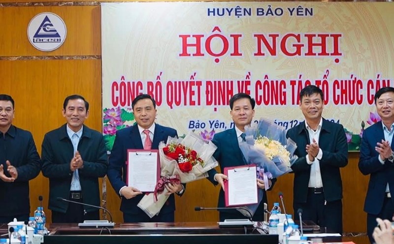 Bao Yen district, Lao Cai province announced the decision on personnel work. Photo: Bich Quyen