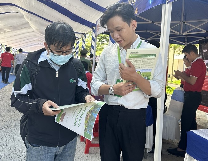 A young person in Dak Lak province attends the "Job Fair 2024" event with the hope of finding a suitable job. Photo: Bao Trung