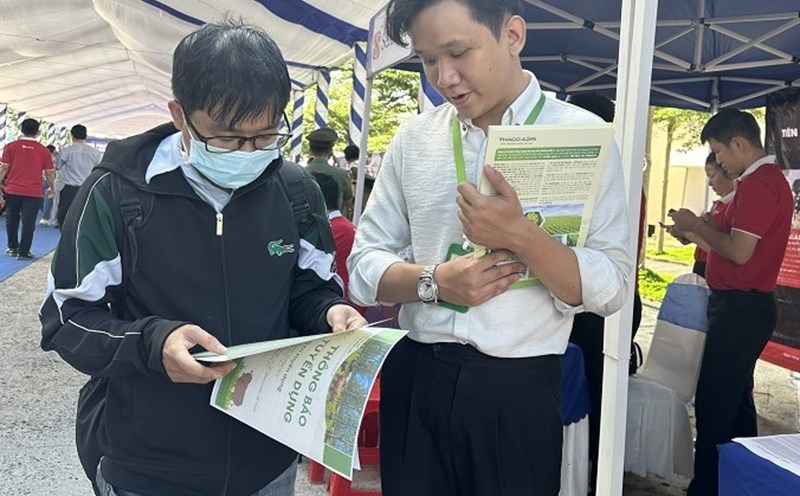 A young person in Dak Lak province attends the "Job Fair 2024" event with the hope of finding a suitable job. Photo: Bao Trung