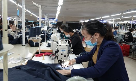 Người lao động mong chờ thưởng Tết cao để trang trải nhu cầu chi tiêu lớn dịp Tết. Ảnh: Trần Tuấn.