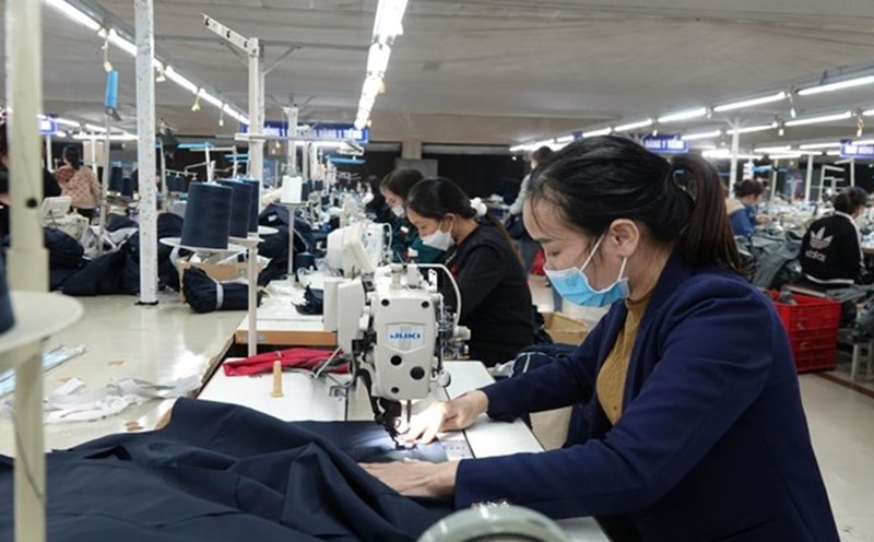 Workers expect high Tet bonuses to cover large spending needs during Tet. Photo: Tran Tuan.