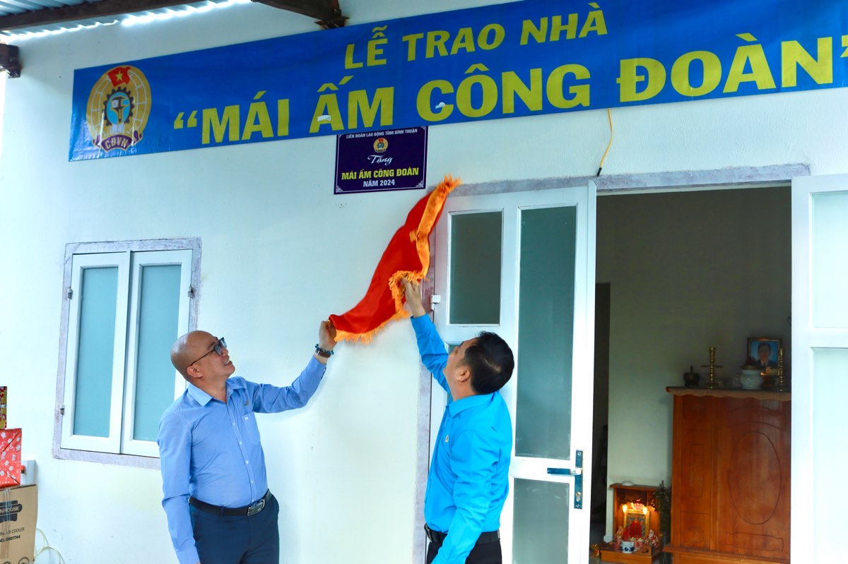 Tháo băng đỏ khánh thành nhà Mái ấm công đoàn. Ảnh: Duy Tuấn 