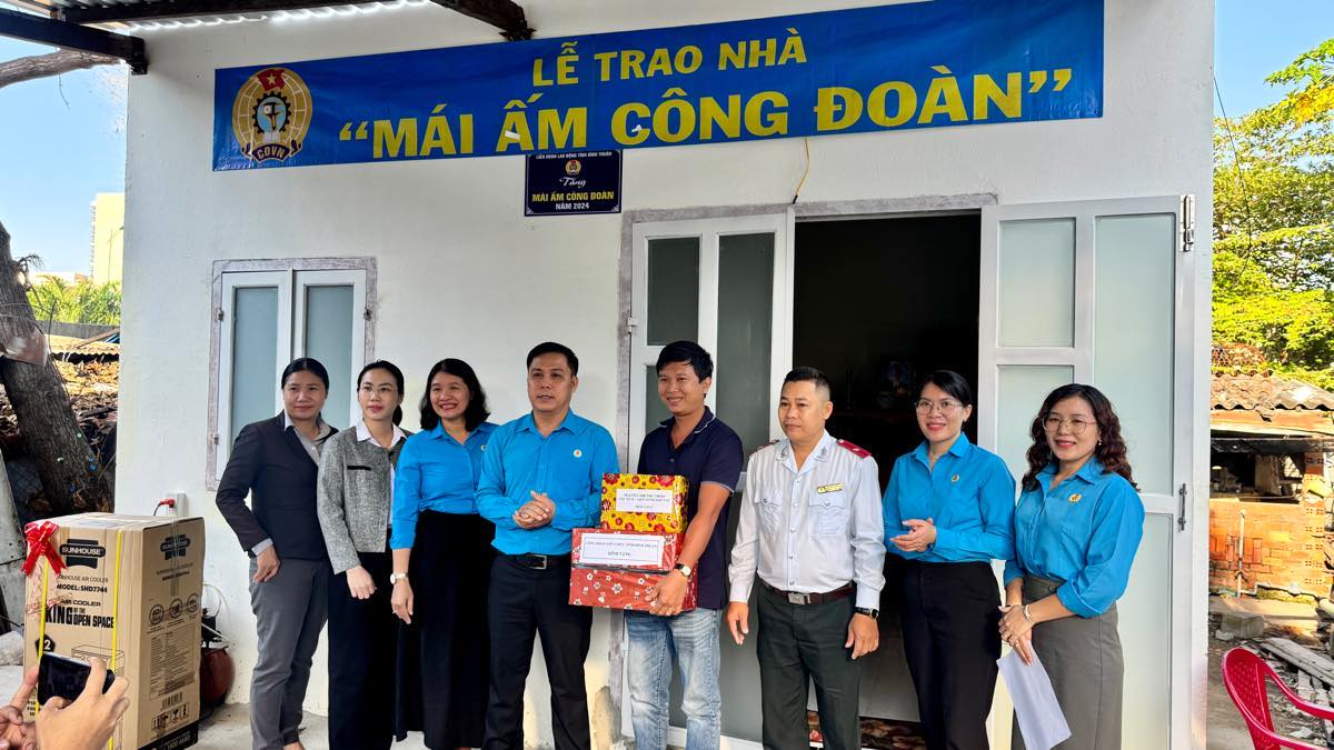 Những phần quà chúc mừng nhà mới trao tặng cho gia đình. Ảnh: Duy Tuấn