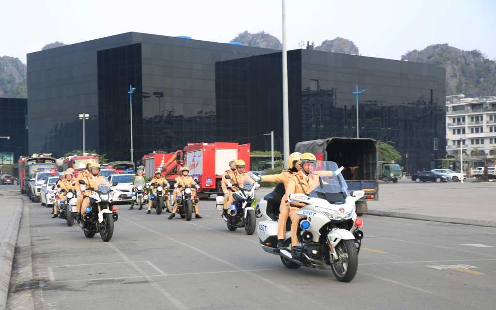 Quang Ninh province's functional forces marched in response to the launching ceremony of Traffic Safety Year 2025. Photo: Minh Duc