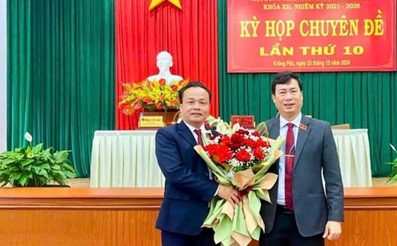 Mr. Tran Hong Tien, Secretary of the District Party Committee, Chairman of the People's Council of Krong Pac district, presented flowers to congratulate Mr. Tran Quoc Vinh, the new Chairman of the District People's Committee. Photo: People's Committee of Krong Pac district
