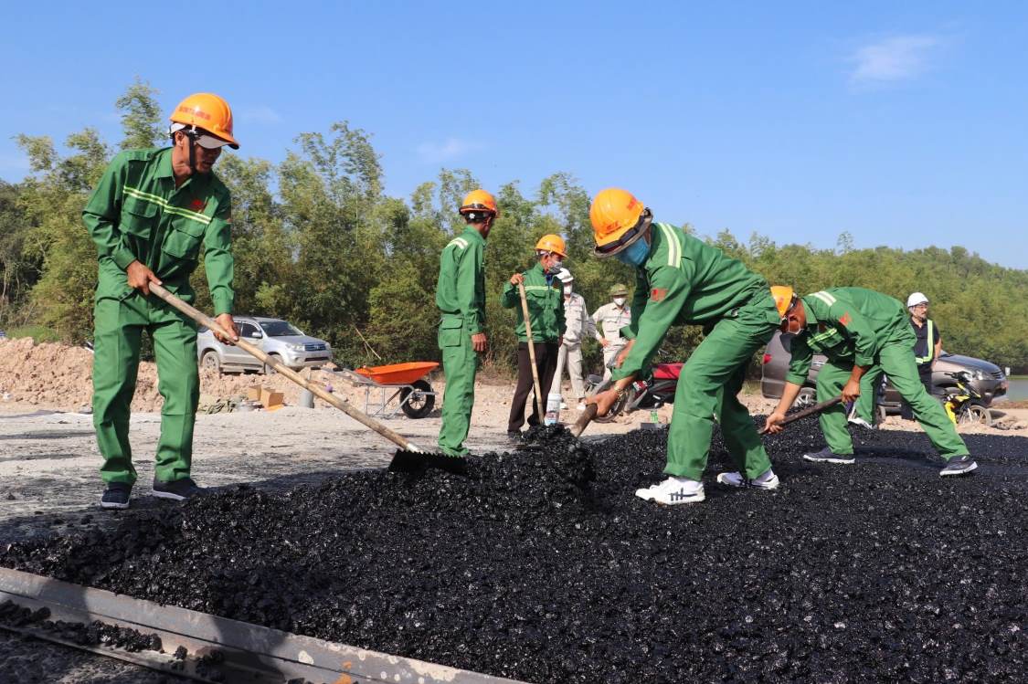 Duoc biet, doan tuyen chinh duoc tham nhua thuoc du an thanh phan doan Can Tho - Hau Giang (du an cao toc Can Tho - Ca Mau), do Tong cong ty Xay dung Truong Son dam nhan thi cong.