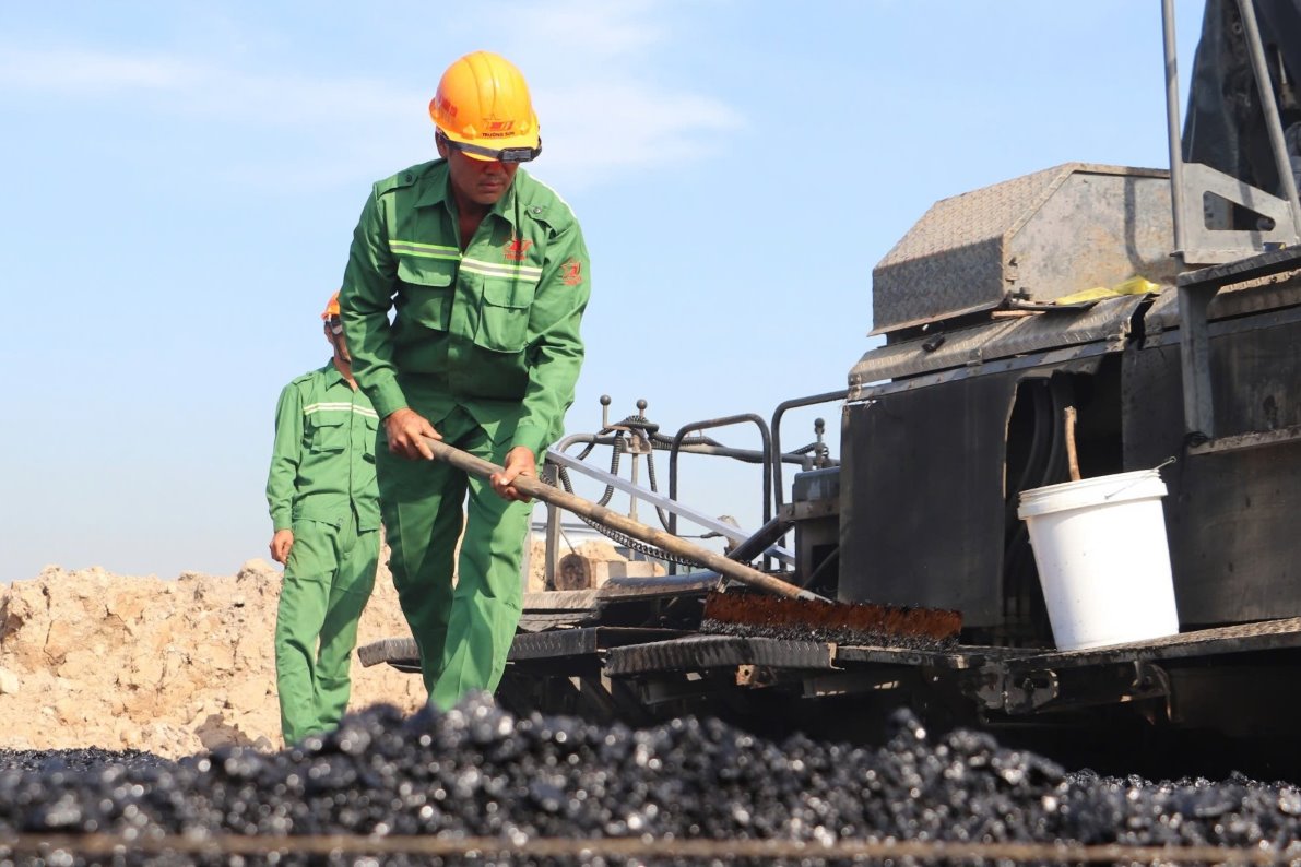 Ngoai tham be tong nhua 250m doan Can Tho – Hau Giang, nha thau - Cong ty 492 cung da tien hanh thi cong 130m nhua tuyen noi cua du an doan Hau Giang - Ca Mau.