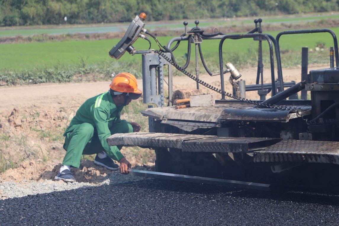 Cao toc Can Tho - Ca Mau co chieu dai hon 110km, voi tong muc dau tu hon 27.500 ti dong. Du an duoc chia thanh hai du an thanh phan. Trong do, doan Can Tho - Hau Giang co chieu dai hon 37km, tong muc dau tu hon 10.370 ti dong. Doan Hau Giang - Ca Mau co chieu dai hon 73km, tong muc dau tu hon 17.152 ti dong. 