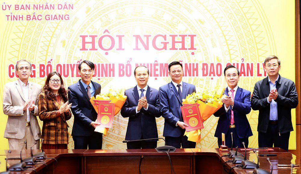 Acting Chairman of Bac Giang Provincial People's Committee Mai Son (middle) presents the appointment decision to the leaders of the Department of Industry and Trade and the Department of Health. Photo: Nguyen Thang
