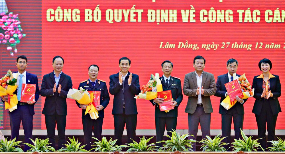 Ban Thuong vu Tinh uy Lam Dong trao quyet dinh cho 4 can bo. Anh: Thai Lam