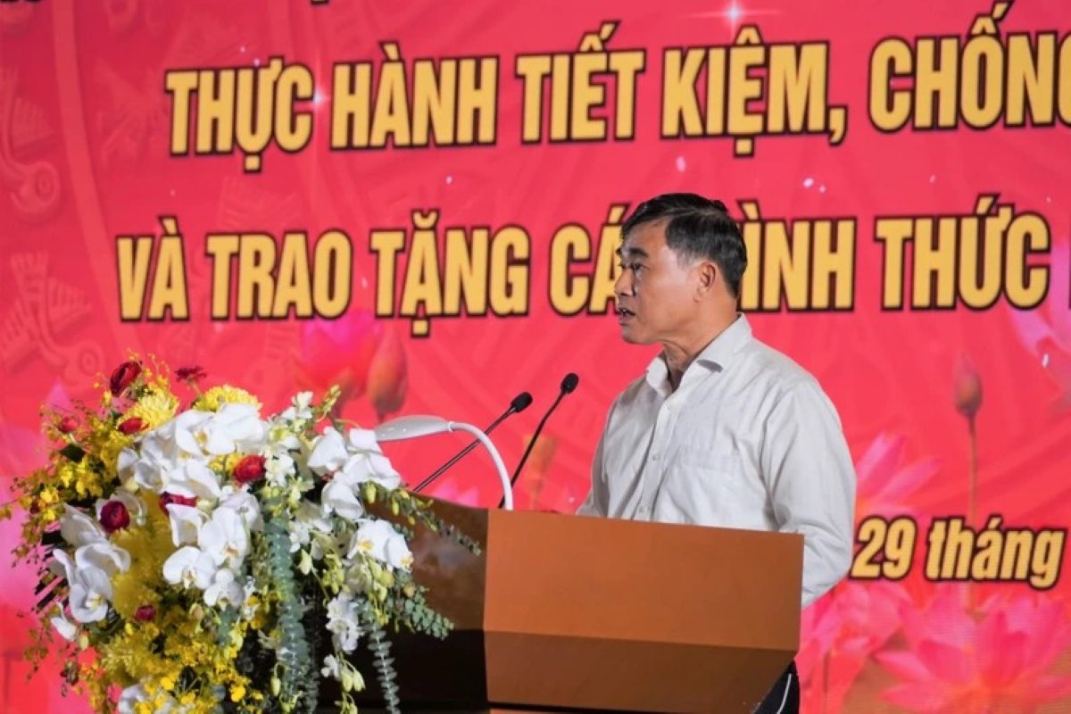 Mr. Tran Thuong Chi (standing) was appointed as Secretary of Long Dat District Party Committee from January 1, 2025. Photo: My Luong