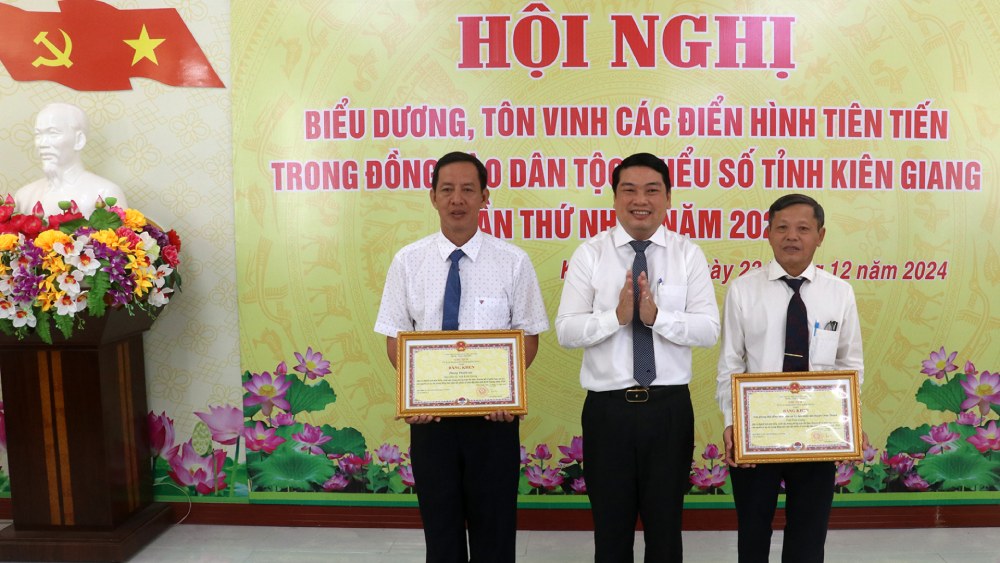 Vice Chairman of Kien Giang Provincial People's Committee Le Trung Ho awarded certificates of merit to prestigious people among ethnic minorities. Photo: Minh Khoa