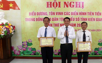 Vice Chairman of Kien Giang Provincial People's Committee Le Trung Ho awarded certificates of merit to prestigious people among ethnic minorities. Photo: Minh Khoa