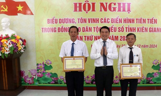 Phó Chủ tịch UBND tỉnh Kiên Giang Lê Trung Hồ trao bằng khen cho người có uy tín trong đồng bào dân tộc thiểu số. Ảnh: Minh Khoa