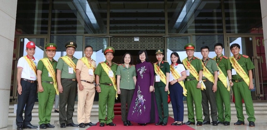 Ms. Nguyen Thi Kim Dung (white shirt) is one of 100 people honored as outstanding voluntary blood donors nationwide in 2024. Photo: Provided by the character