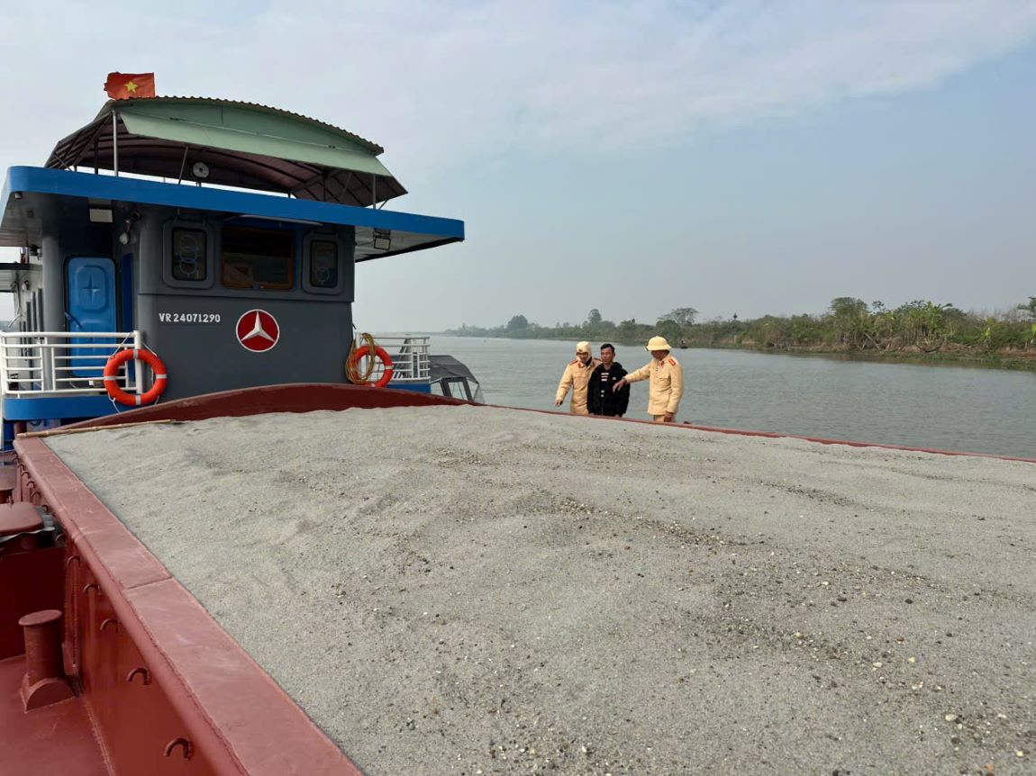 Phương tiện chở 300m3 cát không có hóa đơn, chứng từ bị lực lượng CSGT đường thủy - Công an tỉnh Thái Bình phát hiện, bắt giữ. Ảnh: Nam Hồng