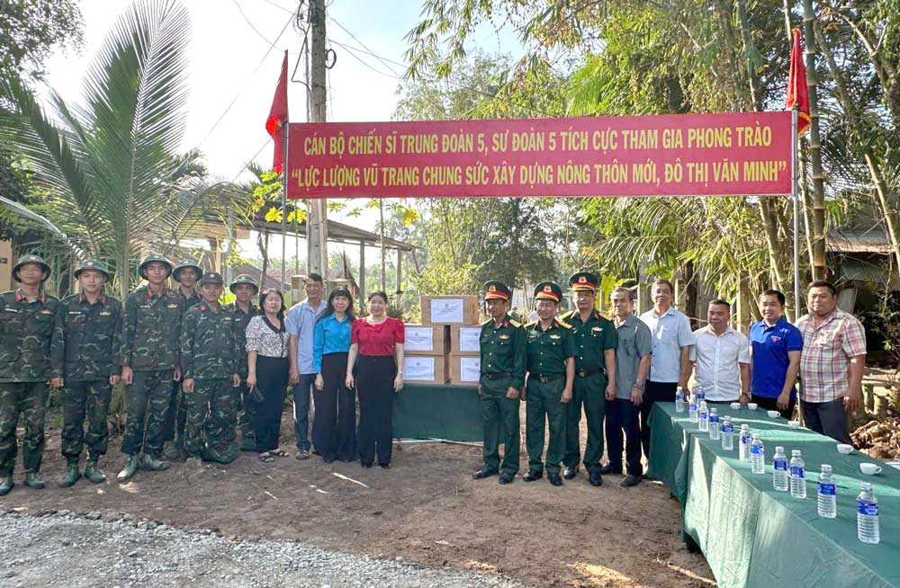 Ms. Nguyen Thi Kim Lien, Chairwoman of Tay Ninh Economic Zone Trade Union, and leaders of Go Dau District Party Committee presented gifts to officers and soldiers of BB5 Regiment. Photo: Tran Quoc Huy