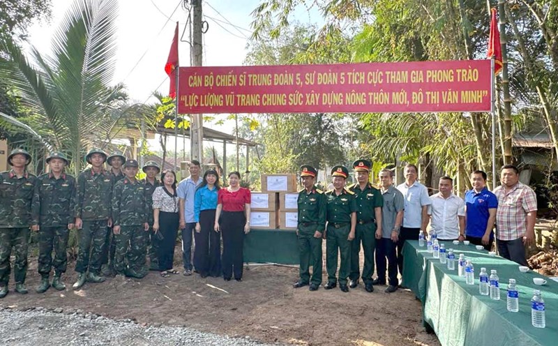 Ms. Nguyen Thi Kim Lien, Chairwoman of Tay Ninh Economic Zone Trade Union, and leaders of Go Dau District Party Committee presented gifts to officers and soldiers of BB5 Regiment. Photo: Tran Quoc Huy