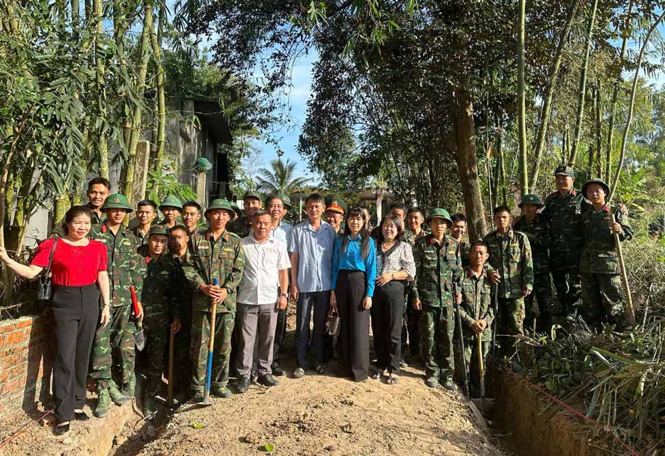 Các đồng chí lãnh đạo chụp ảnh lưu niệm cùng cán bộ, chiến sĩ trên tuyến công trình đường nông thôn. Ảnh: Trần Quốc Huy