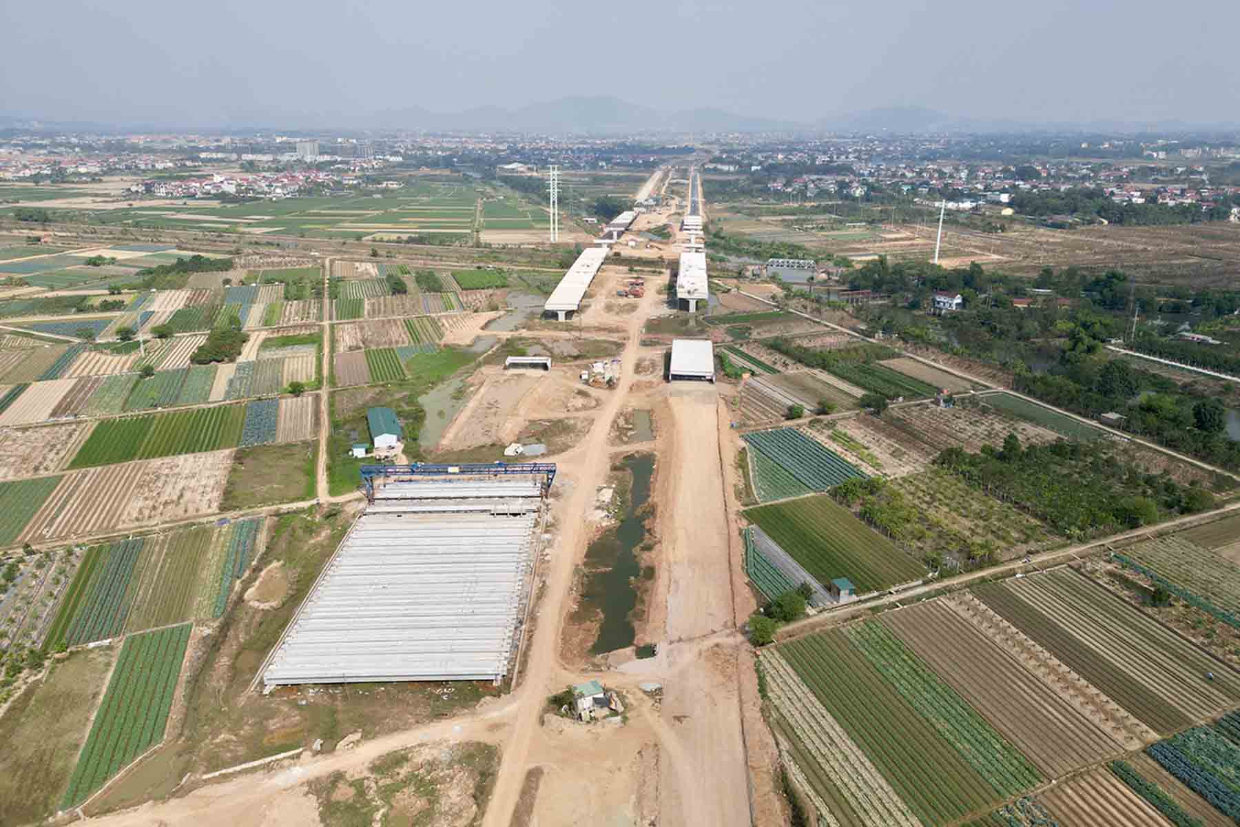 Trong anh la cau vuot duong sat Bac - Nam tuyen Ha Noi - Lao Cai dang duoc xay dung tren tuyen. Anh: Nhom PV