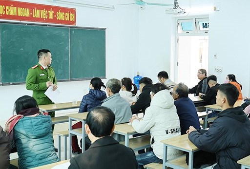 Nam Sach District Police, Hai Duong, work with students who cause public disorder. Photo: Nam Sach District Portal