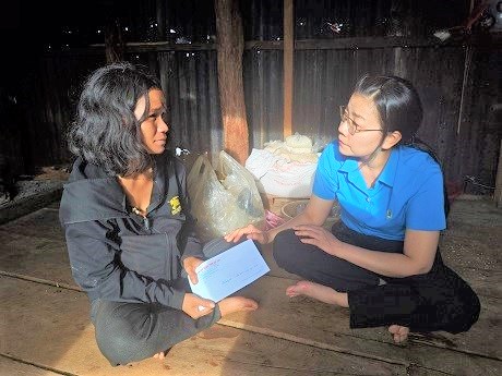 Gia Lai Trade Union presented gifts to encourage relatives of union members and workers who died in accidents. Photo: Thanh Tuan