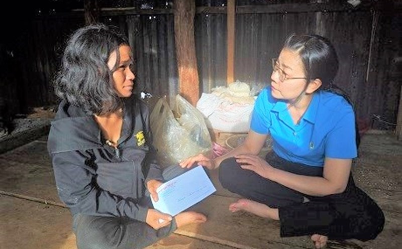 Gia Lai Trade Union presented gifts to encourage relatives of union members and workers who died in accidents. Photo: Thanh Tuan