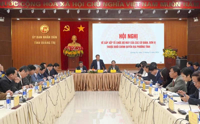 Quang Tri province discusses the arrangement and organization of agencies and units under the local government. Photo: Tien Nhat.