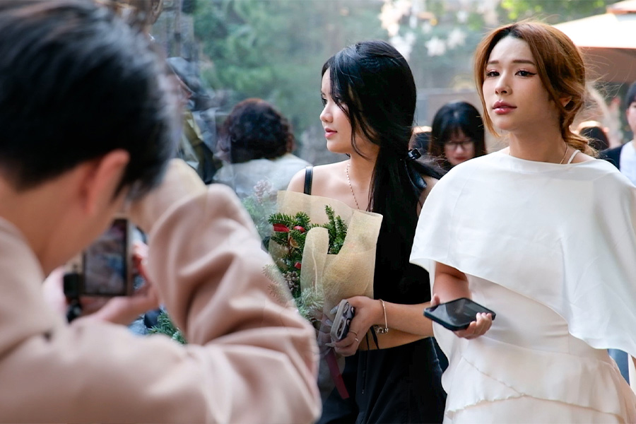 Young people spend a day "doing nothing" to take Christmas photos