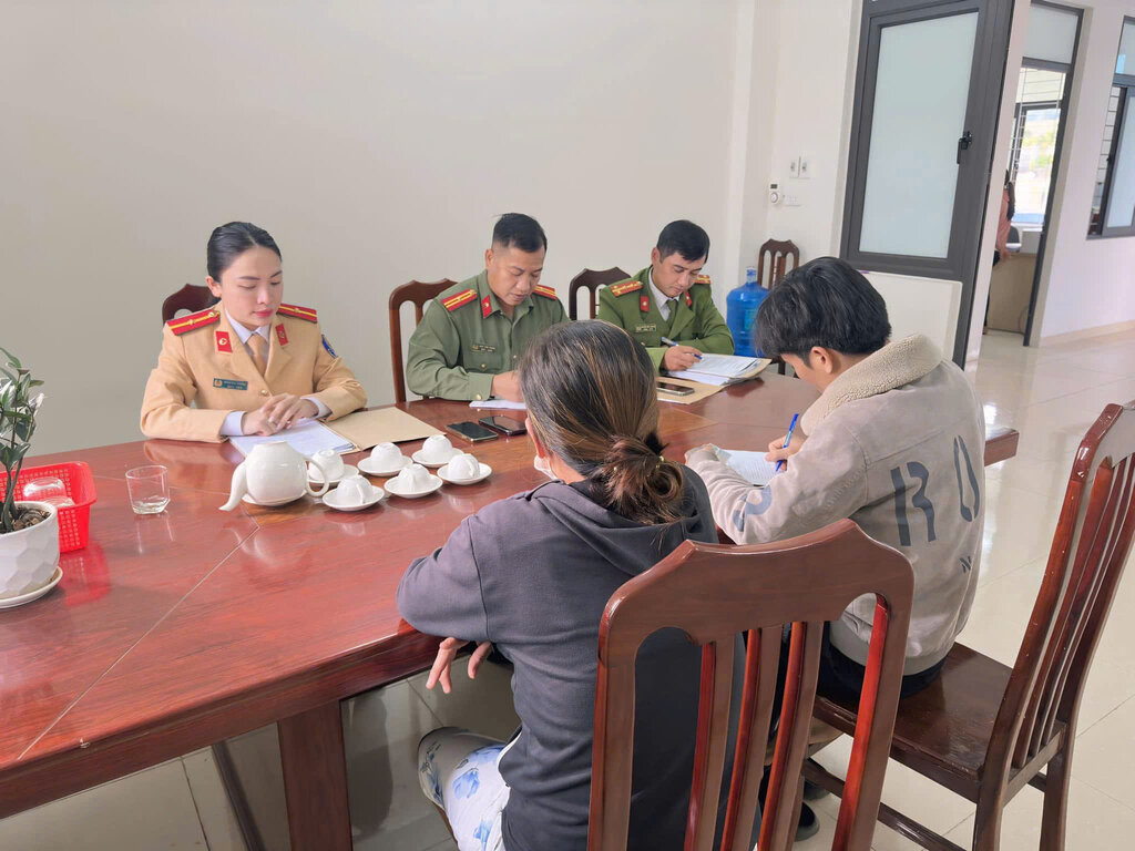 Công an huyện Cao Phong (Hòa Bình) xử phạt trường hợp xúc phạm CSGT trên mạng xã hội. Ảnh: Công an cung cấp
