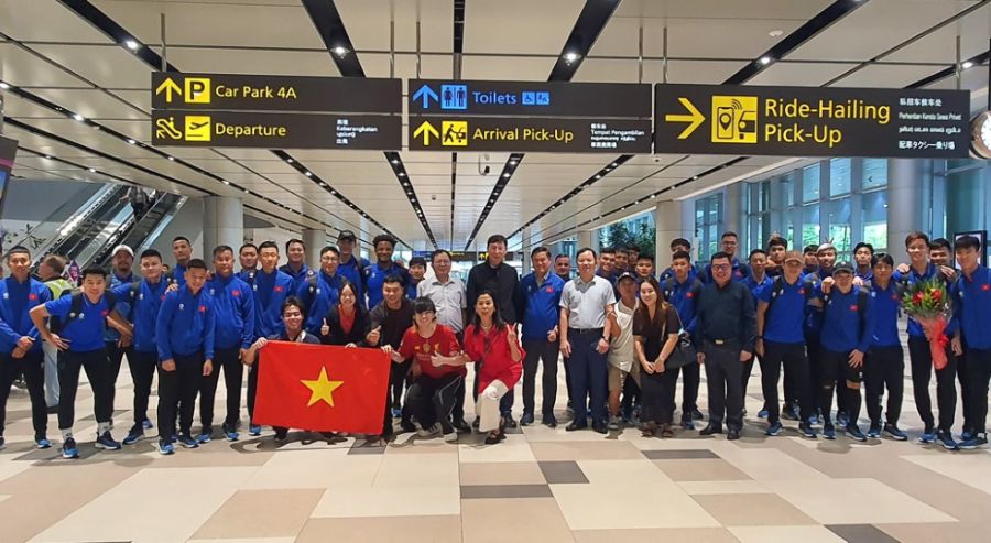 Representatives of the Vietnamese Embassy in Singapore and a number of overseas Vietnamese went to the airport to welcome and present flowers to the Vietnamese team. Photo: VFF