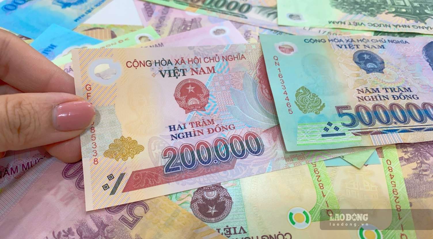 6-month savings interest rates are fluctuating from 3 - 5.85%/year. Illustration: Tra My