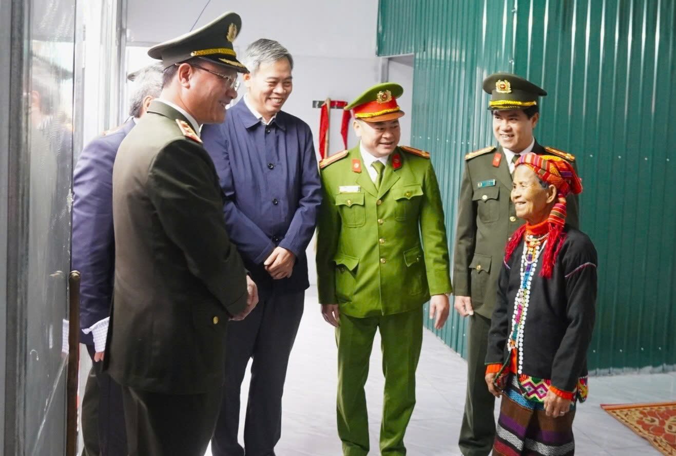 The Ministry of Public Security in coordination with Quang Tri province held an inauguration ceremony to hand over 200 houses to the poor and disadvantaged. Photo: Tien Nhat