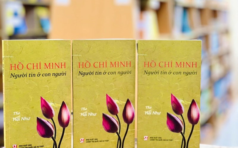 Poetry collection “Ho Chi Minh - A man who believes in humanity” by poet Hai Nhu. Photo: Ai Van