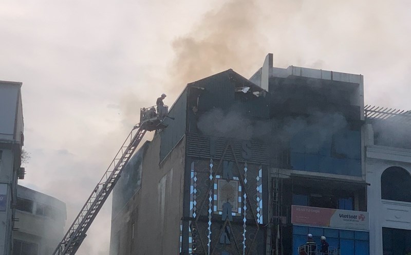 Fire at a karaoke bar on Quan Hoa Street, Cau Giay District, Hanoi. Photo: Huu Hung