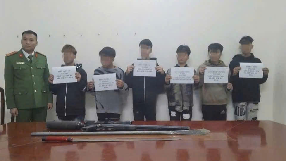Cơ quan công an kịp thời ngăn chặn nhóm thiếu niên chuẩn hung khí đi gây rối trật tự công cộng. Ảnh: Công an Hòa Bình