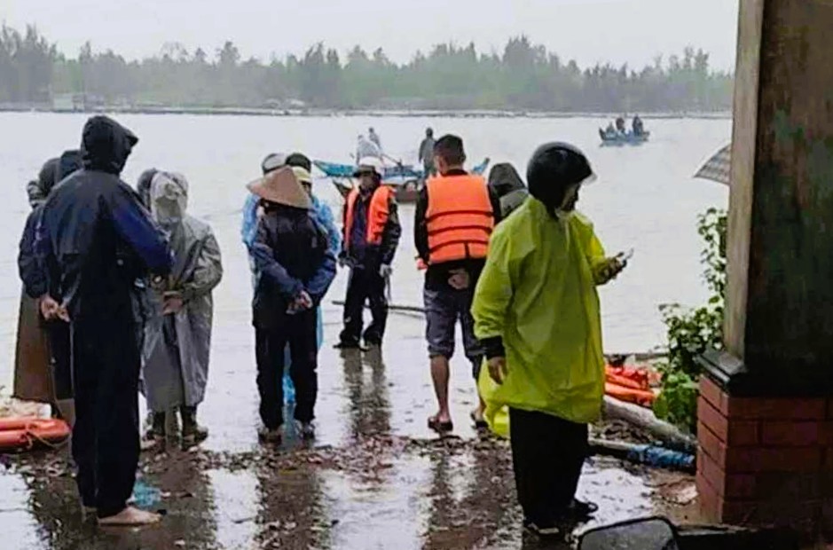 Scene of the ferry sinking with 14 people in Tam Hai commune, Nui Thanh, Quang Nam. Photo: Phuong Nga
