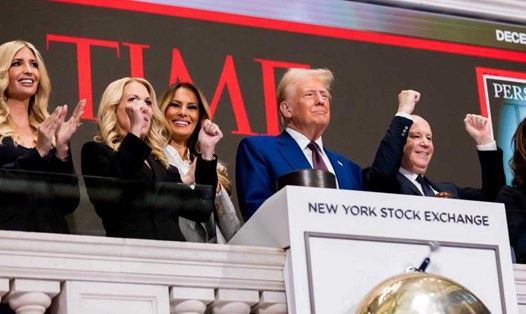 Ông Donald Trump rung chuông mở cửa phiên giao dịch ngày 12.12.2024 của Sàn giao dịch chứng khoán New York. Ảnh: Xinhua