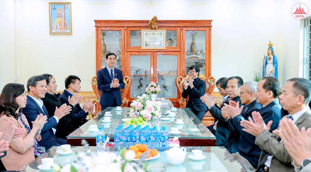 Provincial Party Secretary Duong Van An congratulates parishioners of Yen My Parish on Christmas. Photo: Vinh Phuc Electronic Information Portal