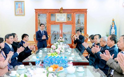Provincial Party Secretary Duong Van An congratulates parishioners of Yen My Parish on Christmas. Photo: Vinh Phuc Electronic Information Portal